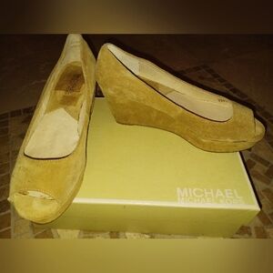 New in box Michael Kors McGraw open toed suede wedges